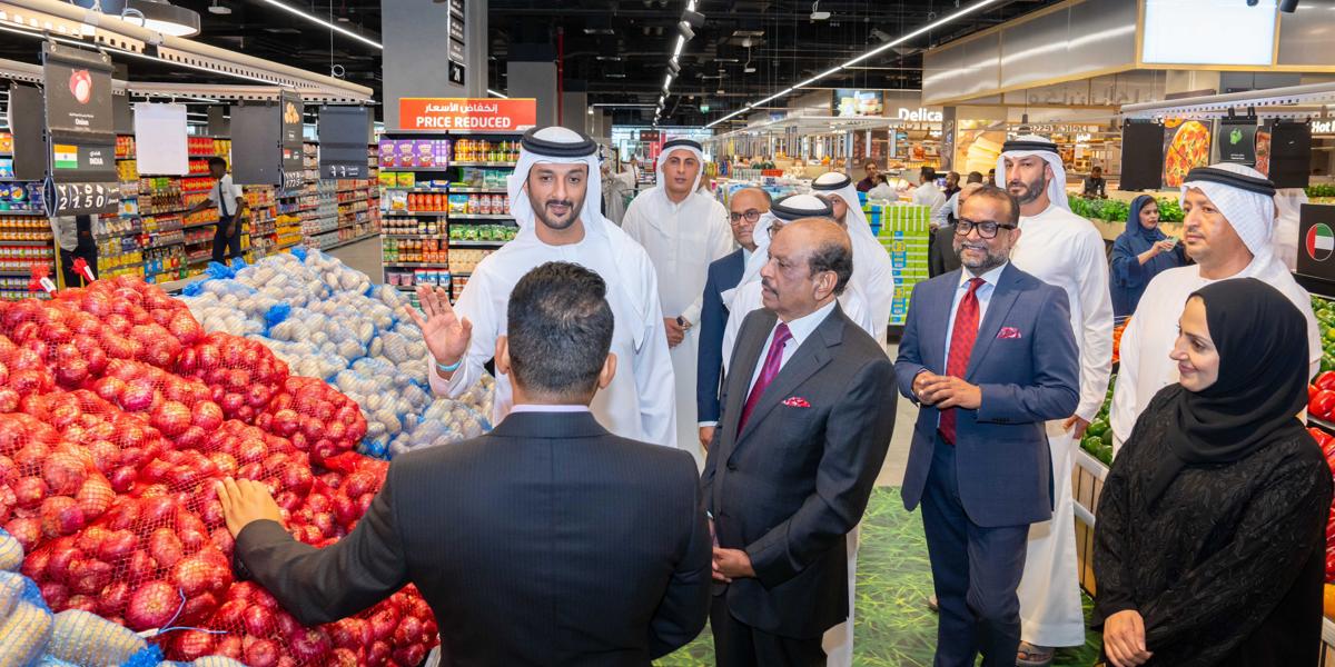 وزير في حكومة دولة الإمارات العربية المتحدة يتفقد توافر المنتجات في هايبر ماركت لولو ويشيد بالجهود المبذولة