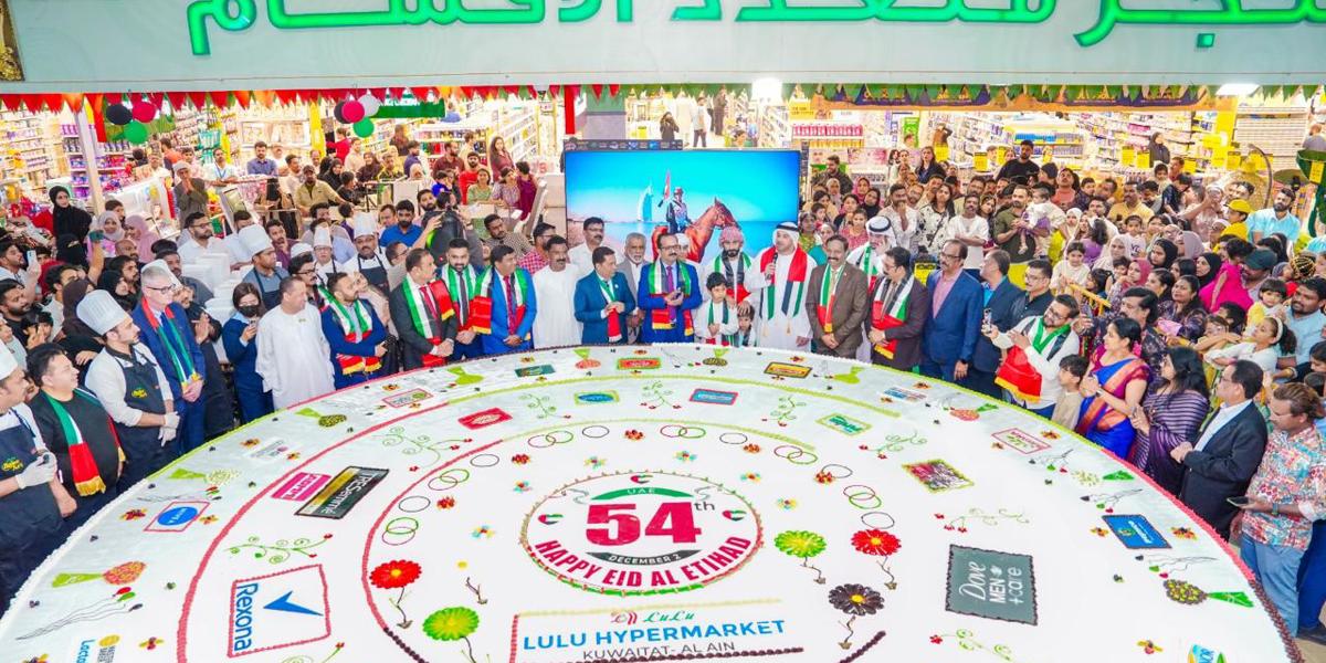 لولو هايبر ماركت يحتفل بعيد الاتحاد بكعكة وزنها 2000 كيلو جرام في العين